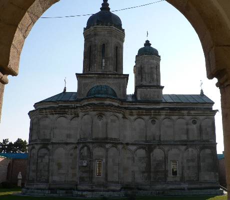 biserica mnstirii Dealu, vzut din lateral, prin poarta clopotniei - foto 2006