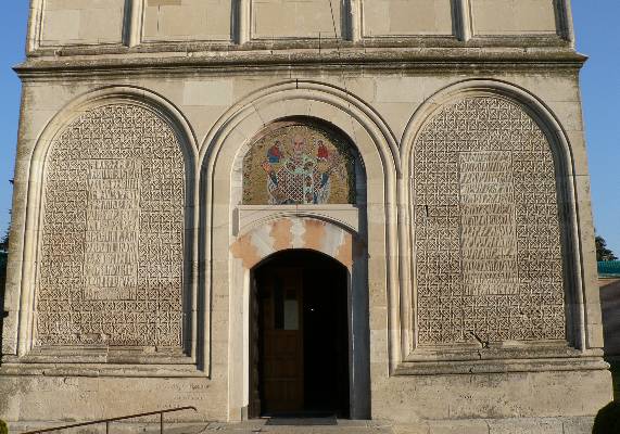 Faada bogat ornamentat a bisericii - foto 2006