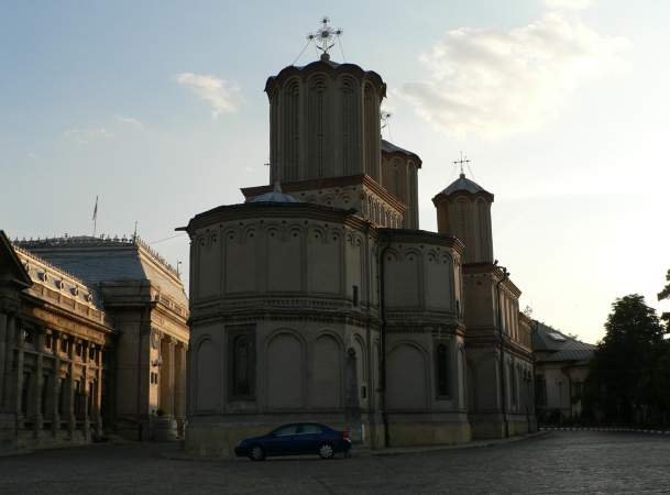 Catedrala Patriarhal�, v�zut� dinspre absida altarului. �n st�nga imaginii este Palatul Patriarhal.