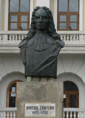 bustul lui Dimitrie Cantemir din Iai; n cldirea din spatele bustului au fost nainte de 1989 i civa ani dup redaciile revistei Cronica i a ziarului Flacra Iaului; azi cldirea este sediul Casei Cstoriilor