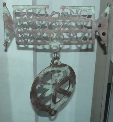 placa de la Biertan, expus� la Muzeul Militar din Bucure�ti (e o copie; din c�te �tim, originalul se g�se�te la Muzeul Na�ional de Istorie a Rom�niei, de asemenea �n Bucure�ti)