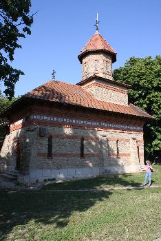 Biserica nou� de la Ipote�ti, cu hramul Sfin�ilor Arhangheli Mihail �i Gavril, ridicat� prin colect� public� �n perioada interbelic�, la ini�iativa lui Nicolae Iorga - foto mai 2009