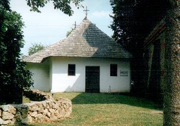 Bisericu�a veche a satului, cump�rat� de mama poetului. Aici au fost �ngropa�i p�rin�ii poetului. - foto iulie 2008