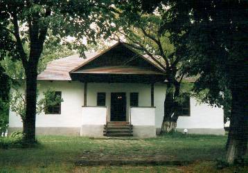 Casa memorial� Mihai Eminescu de la Ipote�ti, jude�ul Boto�ani, construit� de c�minarul Gheorghe Eminovici pe la 1850, reconstruit� �n anul 1979 pe temeliile originale - foto iulie 2008