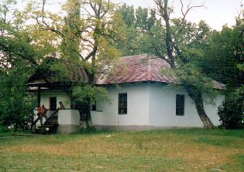 Casa memorial� Mihai Eminescu de la Ipote�ti, jude�ul Boto�ani; aici a locuit familia Eminovici timp de aproape 40 de ani, p�n� �n 1878 - foto iulie 2008
