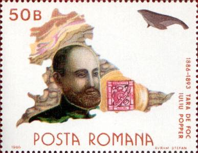 Iuliu Popper pe un timbru de 50 de bani din 1986, cu harta ��rii de Foc, cu unul din timbrele sale a�ezat pe un cerc galben - posibil o moned�