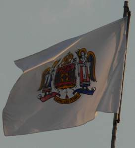 Steagul ce flutur� deasupra Palatului Patriarhiei, purt�nd stema acesteia.