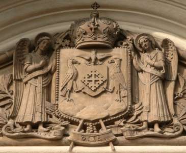 Stema Patriarhiei Rom�ne, pe una din cl�dirile din complexul de pe Dealul Patriarhiei