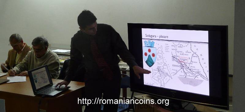 dr. ing. Adrian Homutescu ar�t�nd pe hart� locul unde era or�elul Sadagura - Casa Pogor - 12 noiembrie 2011