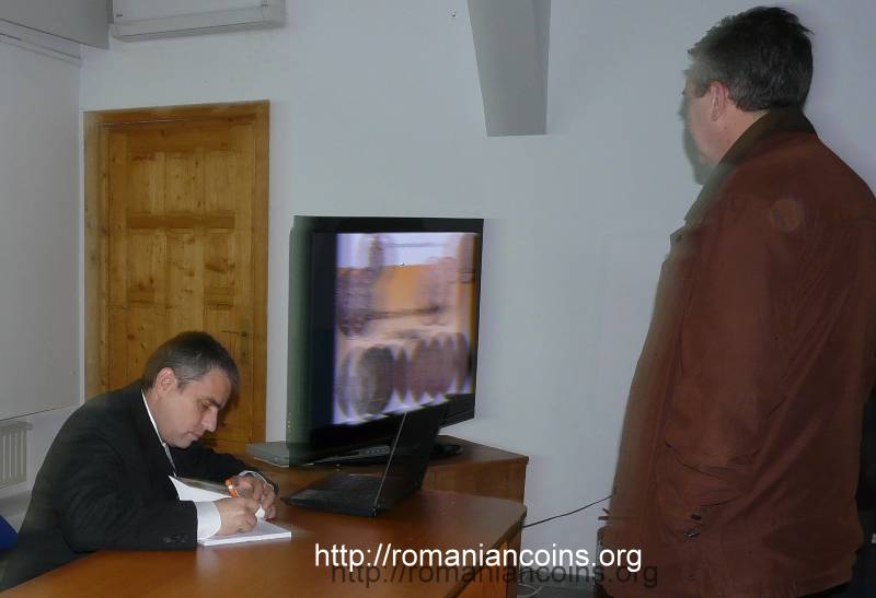 Mario Homutescu scriind o dedica�ie (cu un pix Continental) - Casa Pogor - 12 noiembrie 2011